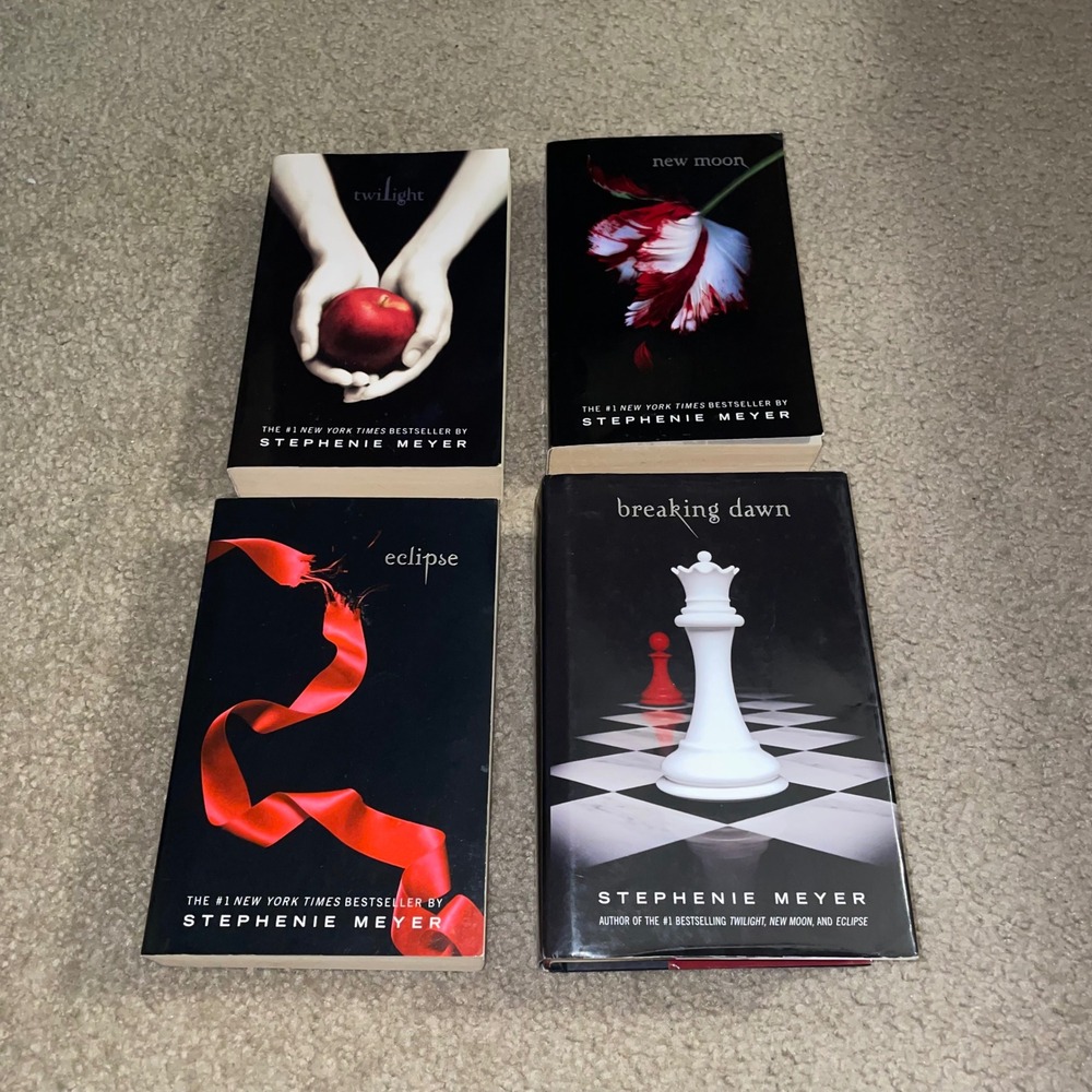 Twilight Saga 4 Book Set Stephenie Meyer Twilight New Moon Eclipse Breaking Dawn